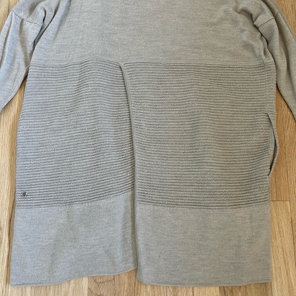 LULULEMON sit in lotus wrap ii heathered sandlot merino wool cardigan size 8 - Picture 10 of 12